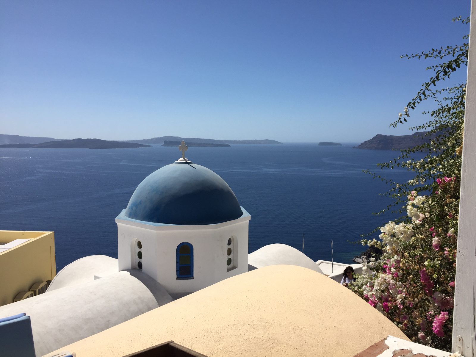 Un village blanc au bord de la mer, en Grèce