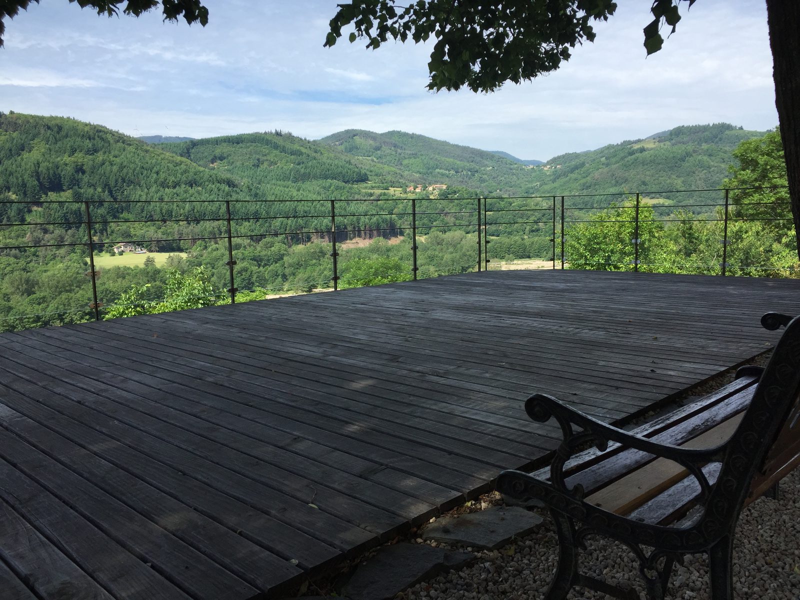 Le belvédère en bois, ouvert sur les collines