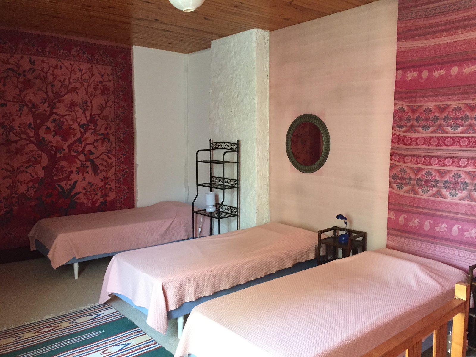 Une chambre de trois lits
