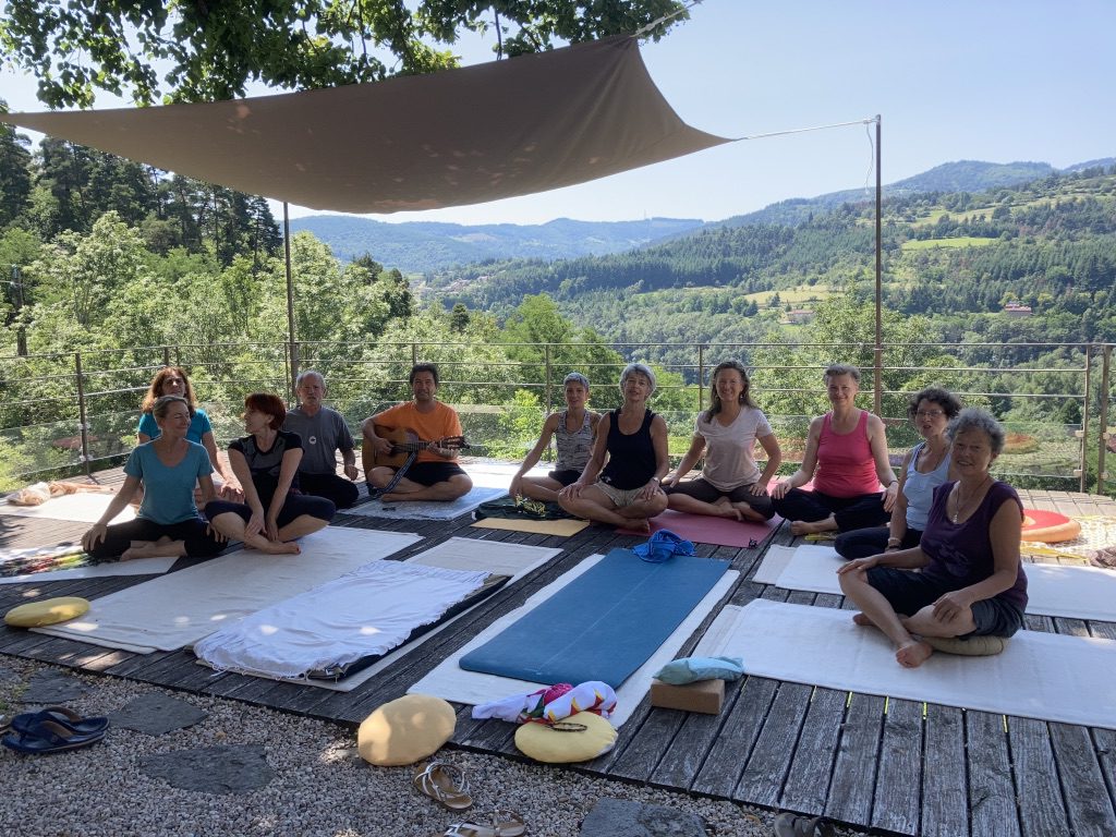 Un groupe en pratique sous la voile d'ombrage