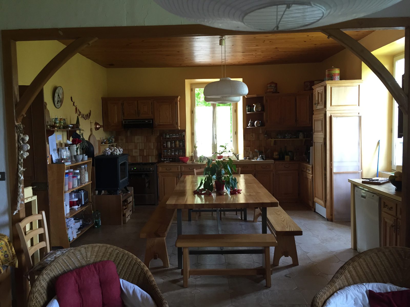 La grande table et la cuisine