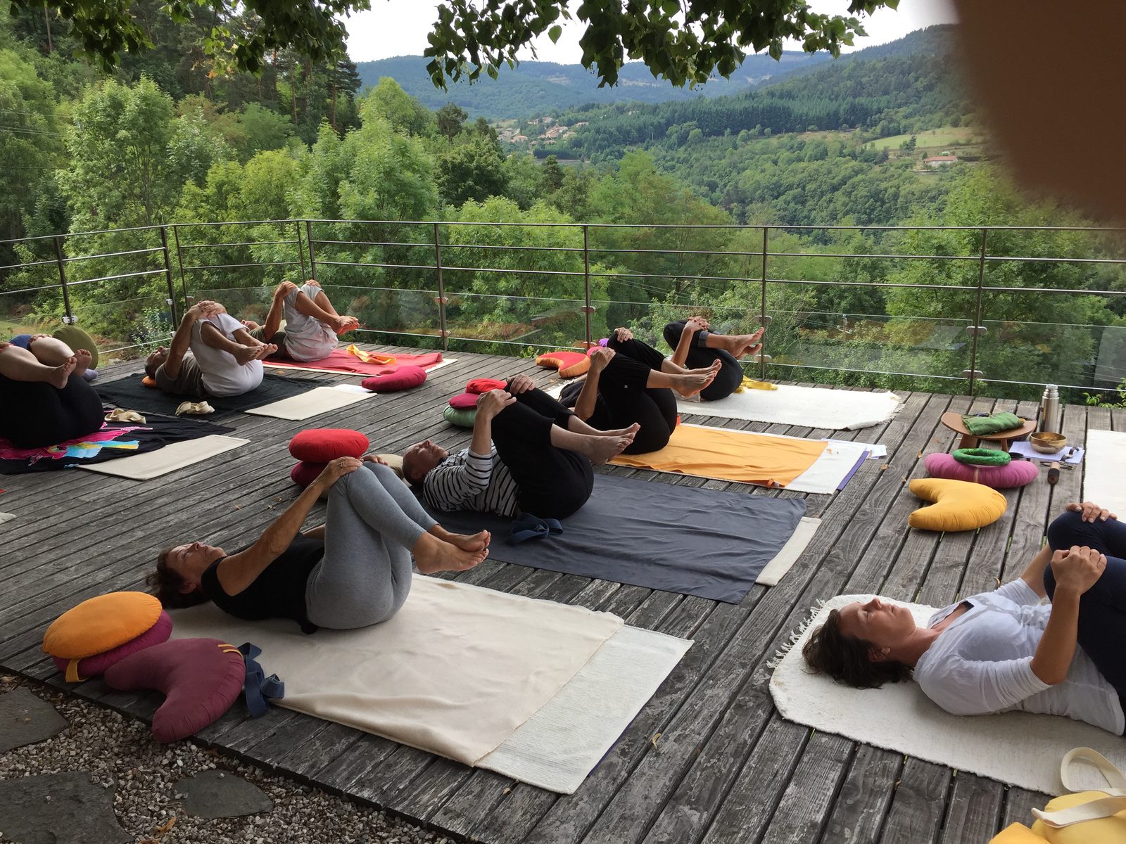 Une pratique de groupe sur le belvédère