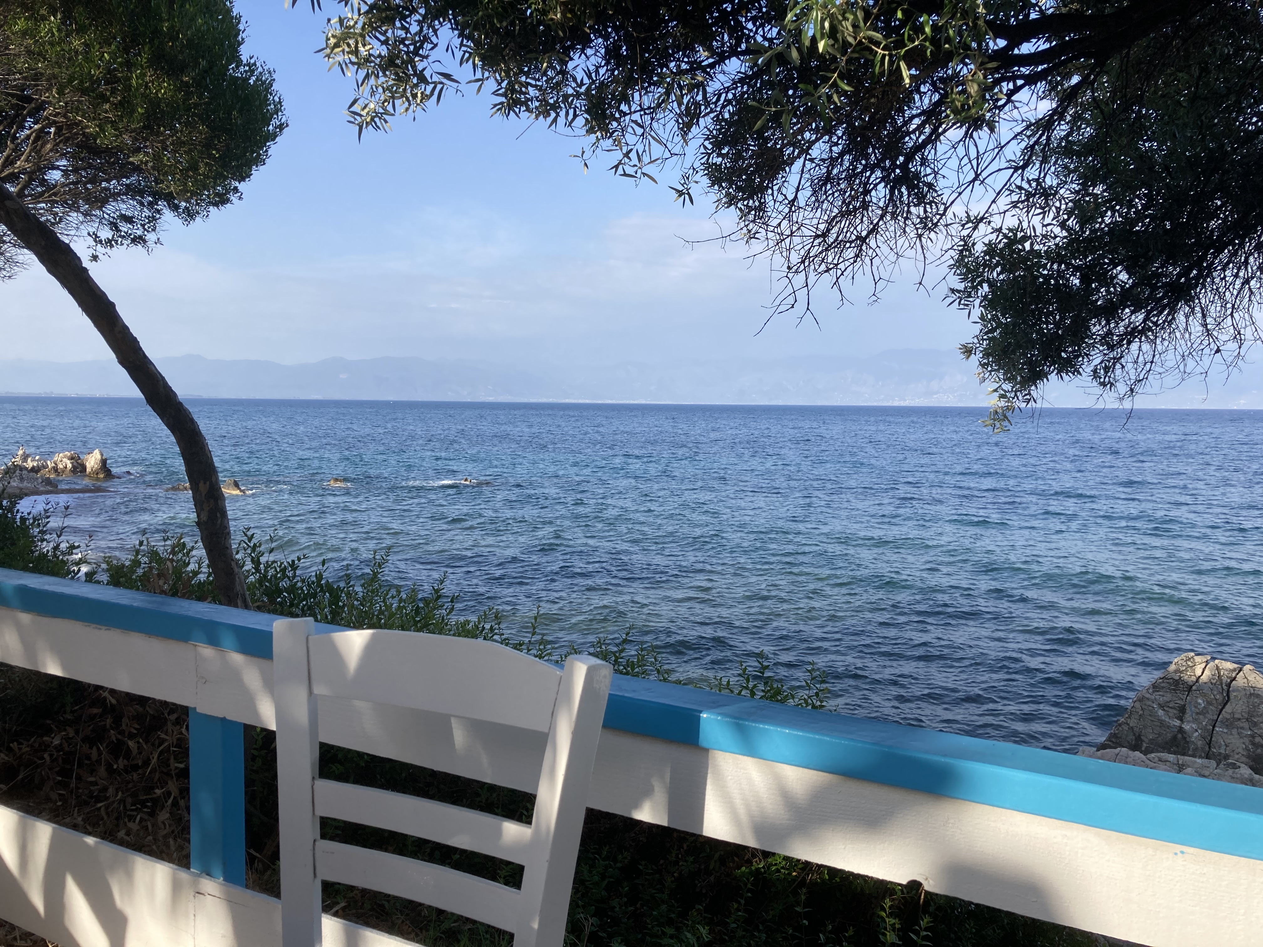 Un village blanc au bord de la mer, en Grèce