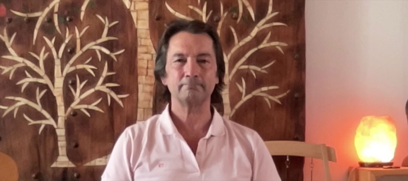 Giorgio en méditation, devant le panneau de bois sculpté de la salle